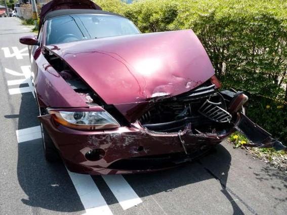 交通事故で破損した車